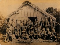 1874年牡丹社事件時西鄉從道與幕僚及臺灣原住民合照藏品圖，第5張